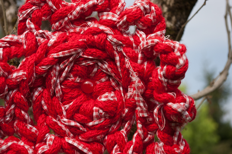 Lire la suite à propos de l’article Créations au tricotin : Fleurs en laine