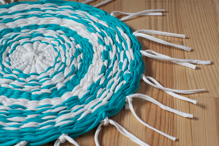 Lire la suite à propos de l’article DIY – Faire un tapis avec un hula hoop !