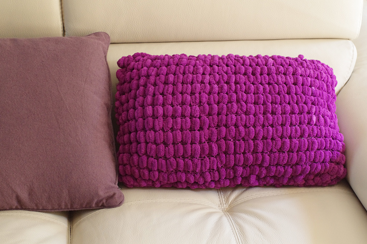 Lire la suite à propos de l’article Tricoter un coussin en laine pompon pour habiller le canapé